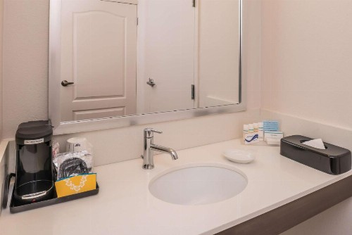 Hampton Inn Channel Islands Harbor - image 31