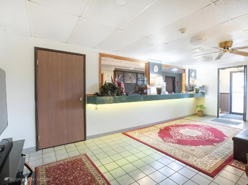 OYO Hotel Ozark MO Hwy 65 - image 12
