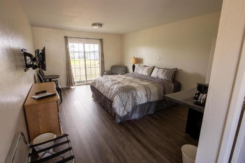 Pacific City Inn - image 7