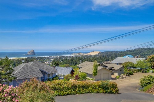 Carousel House in Pacific City - image 6