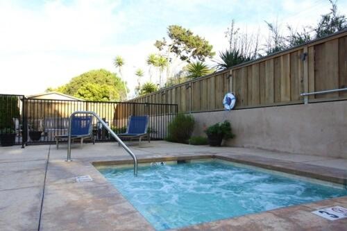Monterey Peninsula Inn - image 33