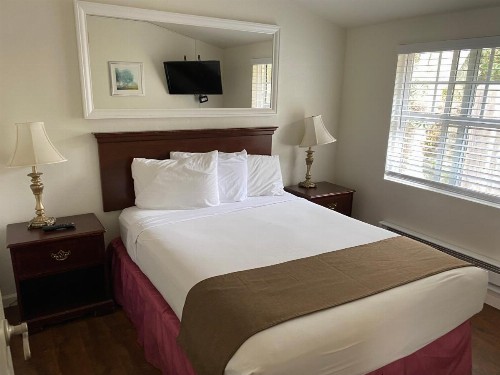 Bide-A-Wee Inn and Cottages - image 37