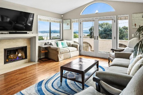 Spectacular Views - Walk to Cannery Row and the Aquarium - image 1