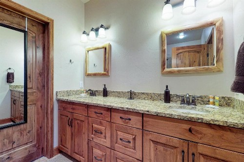 Cobblestone River Resort - image 12