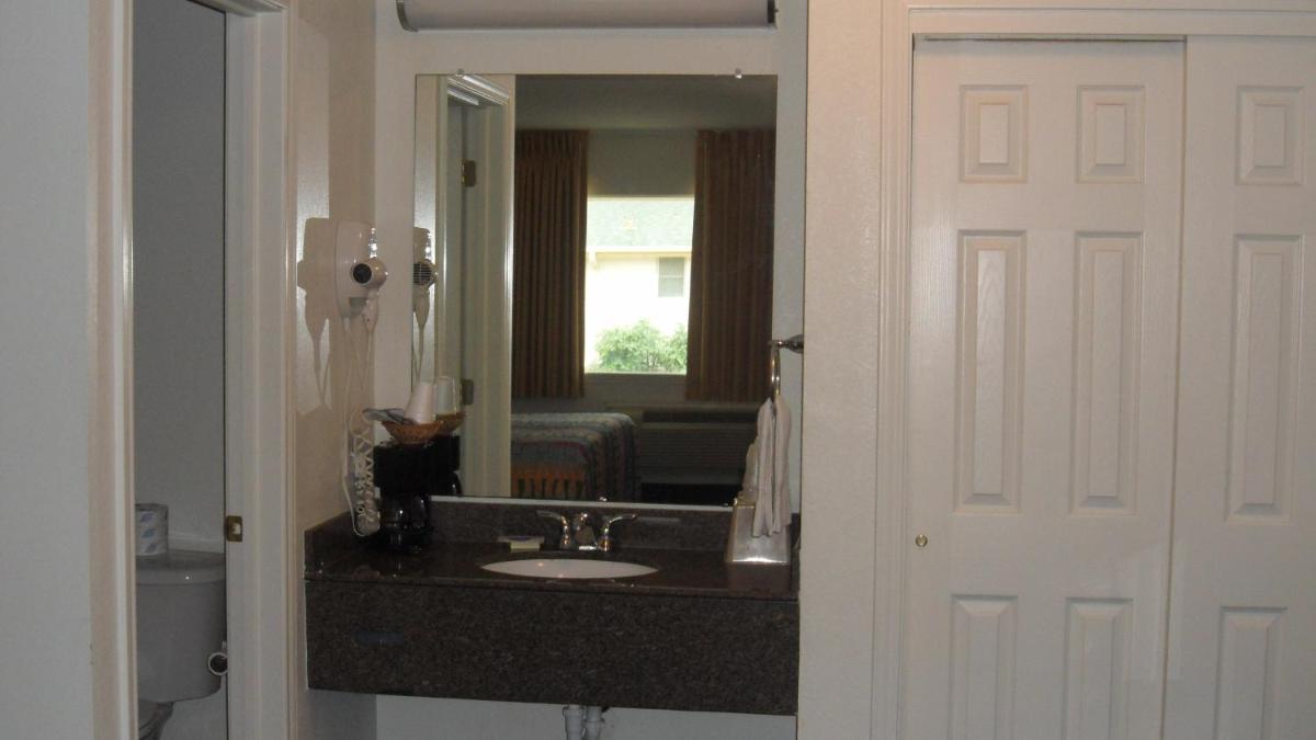 Deluxe Inn Palacios - image 3