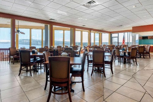 Quality Inn and Suites Riverfront - image 7