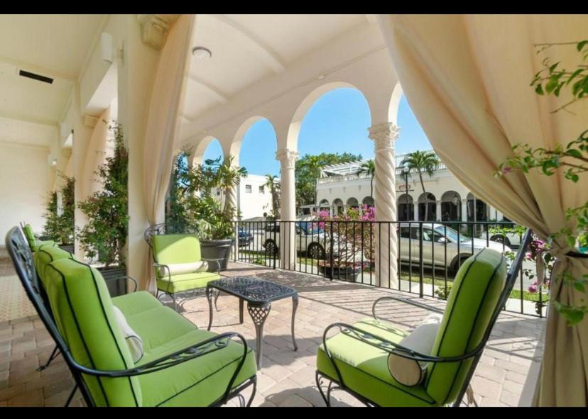 Tropical Elegant Palm Beach 2 Bedroom 2 Bathroom Suite - image 4
