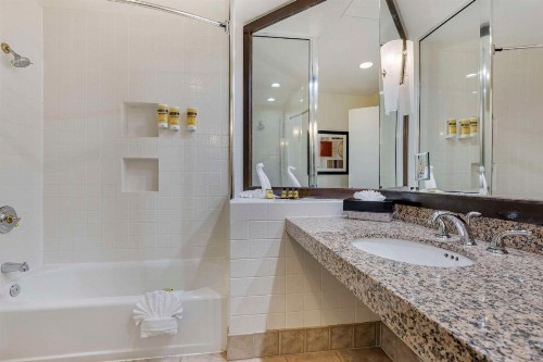 Best Western Plus Palm Desert Resort - image 39