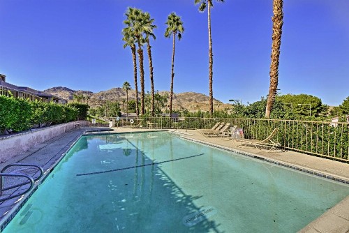 Palm Desert Townhouse with Mtn Views and Pool Access!