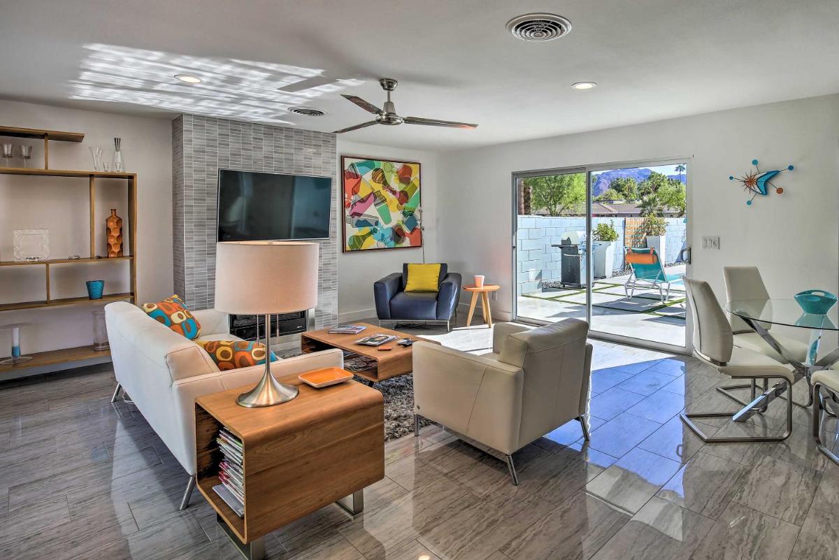 Mid-Century Modern Oasis 1 Mile to El Paseo! - image 4