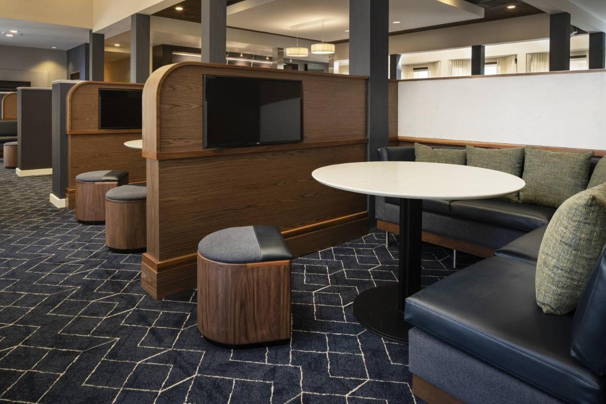 Courtyard by Marriott Palm Springs - image 4