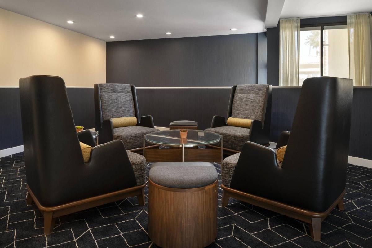 Courtyard by Marriott Palm Springs - image 7