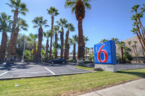 Motel 6-Palm Springs CA - East - Palm Canyon - image 3