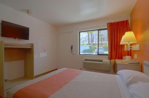 Motel 6-Palm Springs CA - East - Palm Canyon - image 31
