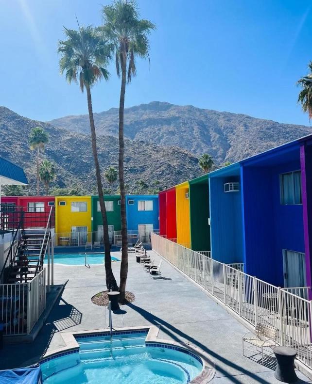 Delos Reyes Palm Springs - main image