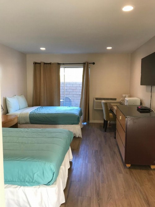 Delos Reyes Palm Springs - image 4