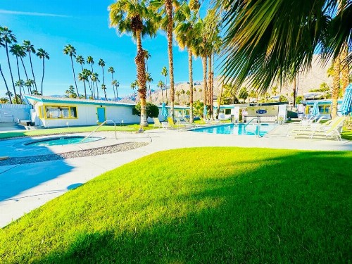 A PLACE IN THE SUN Garden Hotel - Big Units with Privacy Gardens & Heated Pool & Spa in 1 Acre Park Prime Location PET Friendly TOP Midcentury Modern Boutique Hotel - image 10