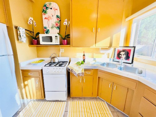 A PLACE IN THE SUN Garden Hotel - Big Units with Privacy Gardens & Heated Pool & Spa in 1 Acre Park Prime Location PET Friendly TOP Midcentury Modern Boutique Hotel - image 2