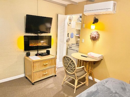 A PLACE IN THE SUN Garden Hotel - Big Units with Privacy Gardens & Heated Pool & Spa in 1 Acre Park Prime Location PET Friendly TOP Midcentury Modern Boutique Hotel - image 44