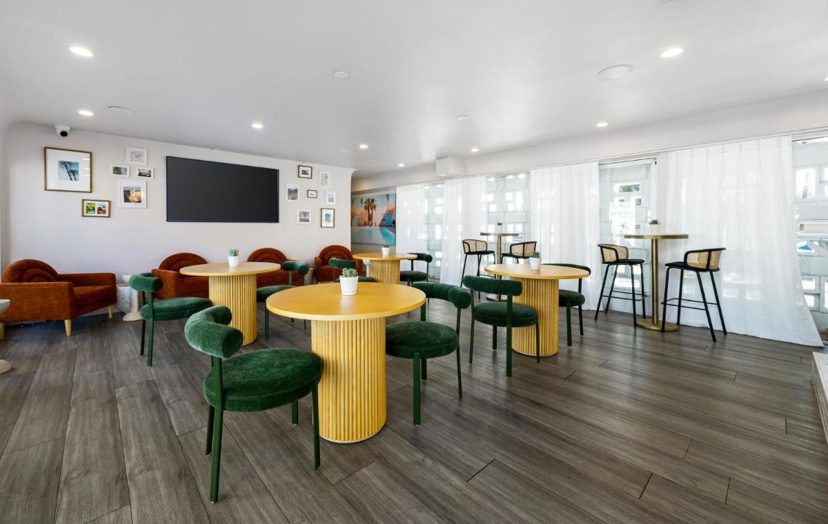 Skylark Hotel - image 6