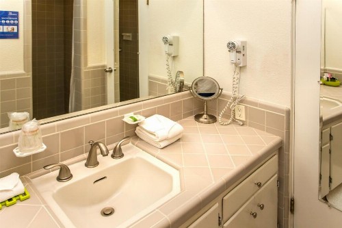 Desert Riviera Hotel - image 36