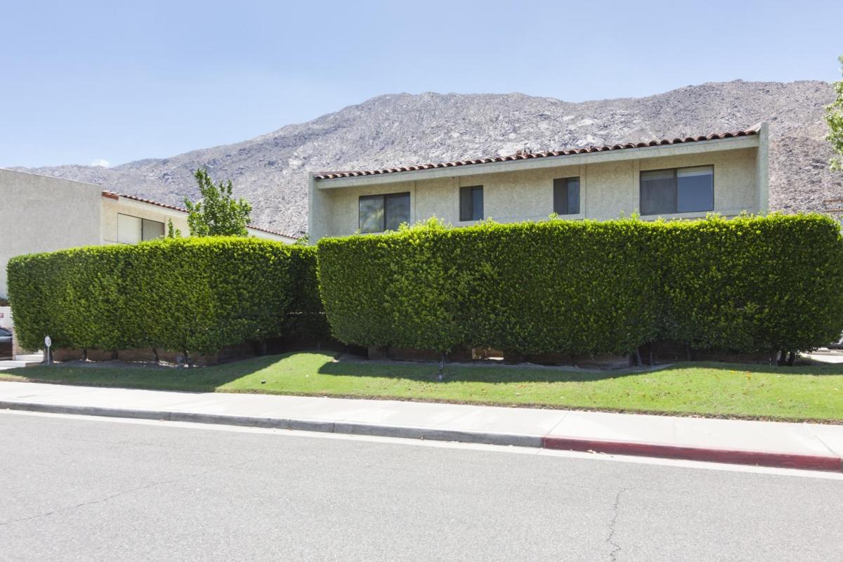 Palm Springs Townhouse Hideaway - image 2