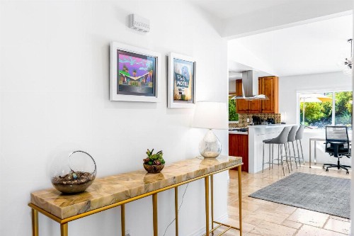 Modern Loma Vista - image 13