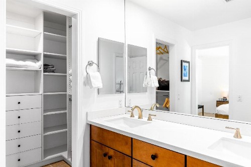 Modern Loma Vista - image 23