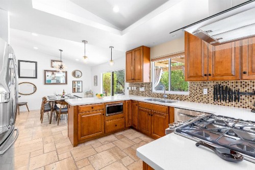 Modern Loma Vista - image 7
