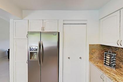 2BR/2BA Modern Retreat: Pool & Spa Near Downtown Palm Springs home - image 10