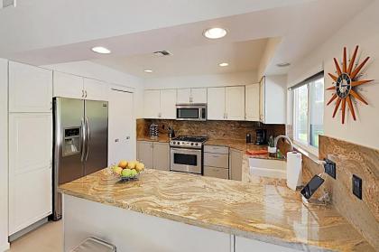 2BR/2BA Modern Retreat: Pool & Spa Near Downtown Palm Springs home - image 11