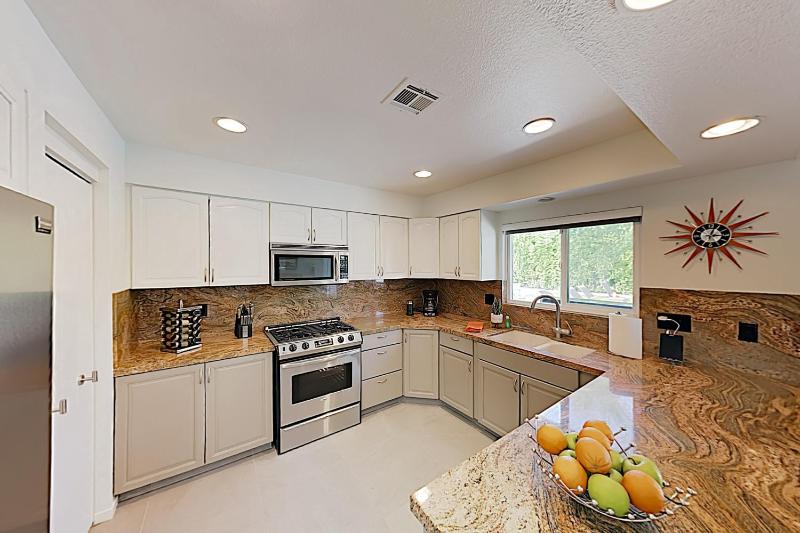 2BR/2BA Modern Retreat: Pool & Spa Near Downtown Palm Springs home - image 3