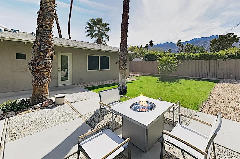 2BR/2BA Modern Retreat: Pool & Spa Near Downtown Palm Springs home - image 4
