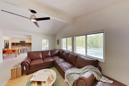 2BR/2BA Modern Retreat: Pool & Spa Near Downtown Palm Springs home - image 5