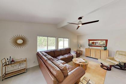 2BR/2BA Modern Retreat: Pool & Spa Near Downtown Palm Springs home - image 7