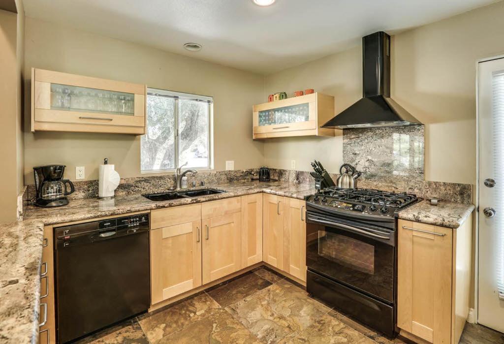 Seville Corner Downtown Condo - image 4
