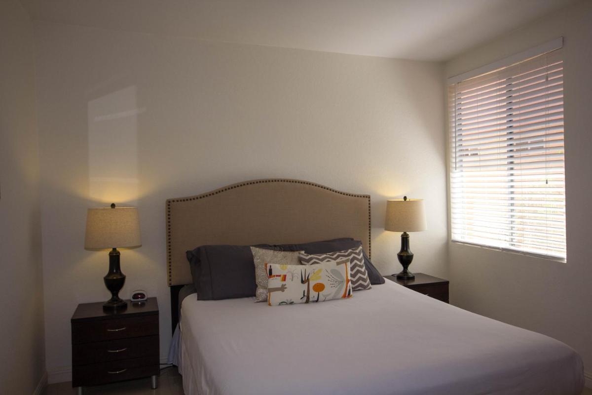 Palm Springs Sunrise Condo - image 4