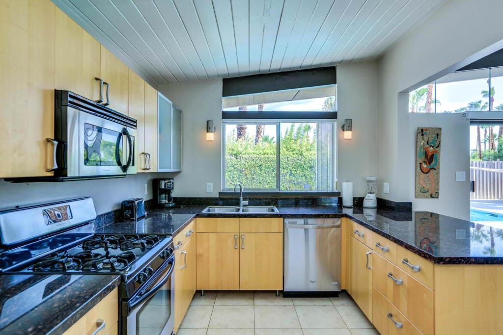 Sun and Fun Vacation Rental - image 7