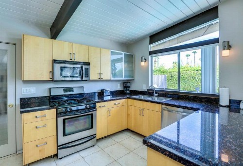 Sun and Fun Vacation Rental - image 8