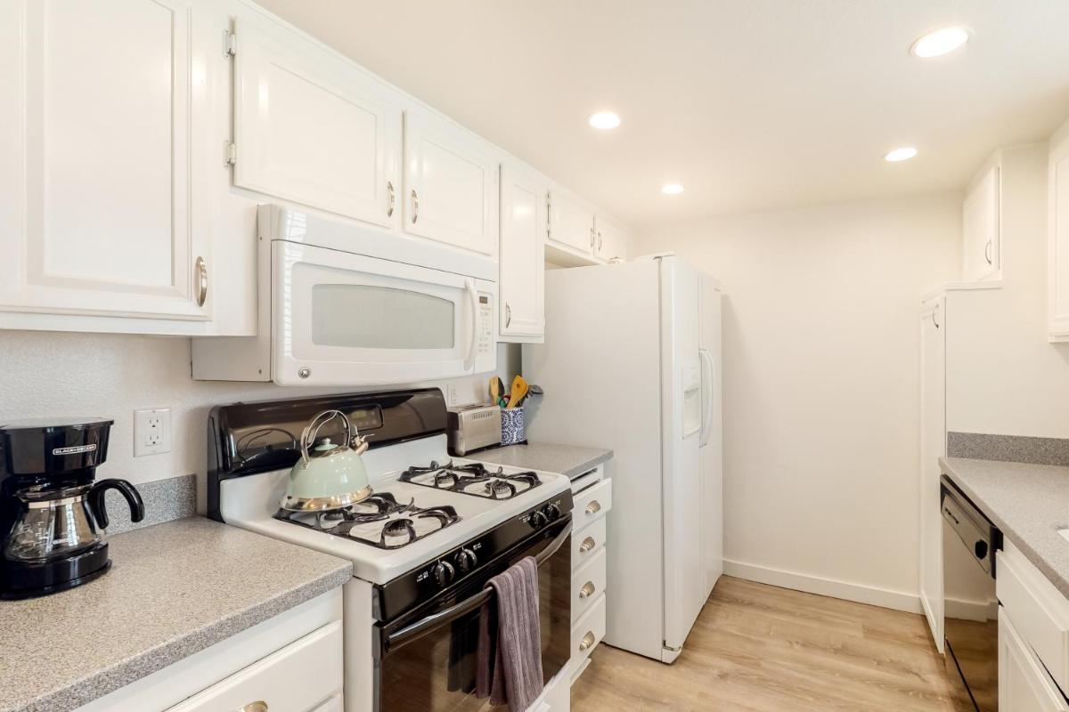 Mountain View Modern Condo - image 6