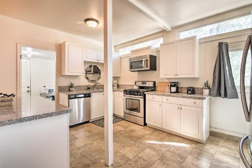 Palm Springs Getaway with Patio about 6 Mi to Dtwn!