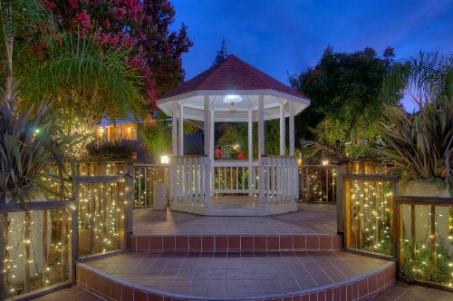 Dinah's Garden Hotel - image 19