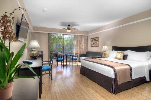Dinah's Garden Hotel - image 2