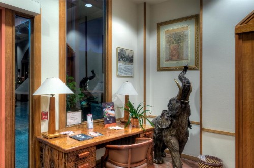 Dinah's Garden Hotel - image 22