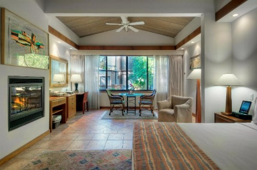 Dinah's Garden Hotel - image 24