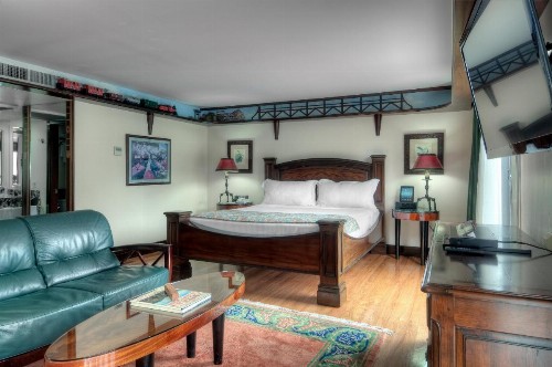 Dinah's Garden Hotel - image 28