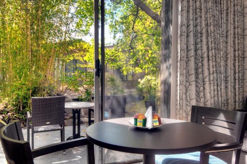 Dinah's Garden Hotel - image 3