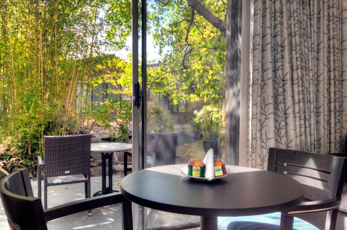 Dinah's Garden Hotel - image 3
