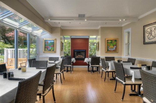 Dinah's Garden Hotel - image 31