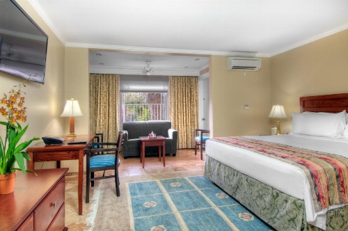 Dinah's Garden Hotel - image 33